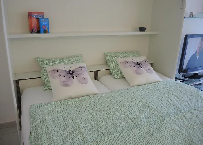 Sibylle By Fewotessin ロカルノ